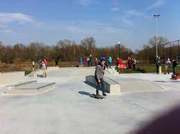 De izegemnaar stierf toen hij zijn bestelwagen op zich kreeg tijdens een herstelling. Skaters Rotselaar Videos Facebook