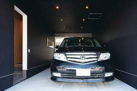 インナーガレージ内には2階のフレームと色違いのクロコダイルクロスを使用した ダウンライトの明かりに包まれた ラグジュアリーな空間に仕上がっている 建物 構造 建築 建ぺい率