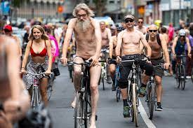 Köln: Nackte Fahrradfahrer demonstrieren für bessere Fahrradwege