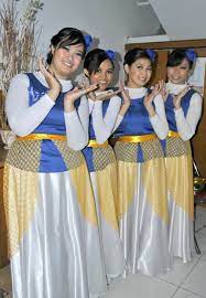 Desain baju muslim dari merras ready to wear (@merrasrtw) ini tampak menarik dikenakan saat lebaran, cukup simpel dan modis dalam satu waktu. Foto Desain Baju Tamborin Kerabatdesain