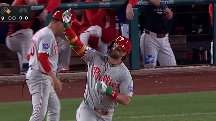 Bryce Harper flips off Nationals fans after receiving a vulgar chant