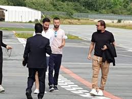 By celebsofworld · published october 19, 2020. Riviera Terra Dei Vip All Aeroporto Di Villanova Sbarcano Francesco Totti E Ilary Blasi Ivg It