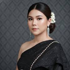 ชีวิตก็เหมือนกระจกนั่นแหละ... มันจะสะท้อนสิ่งที่เราคู่ควรได้รับเสมอ" ✨👑  เลิกได้แล้วกับการเป็นคนดีที่ต้องหยิบยื่นแก้มขวาให้เขาตบหลังโดนตบแก้มซ้าย  ยุคนี้มันไม่ใช่ยุคของแม่พระ มันคือยุคของการ 'เลือก' ที่จะใจดีด้วยต่างหาก 🤔  ​การใช้ชีวิตให้เหมือนกระจก ...