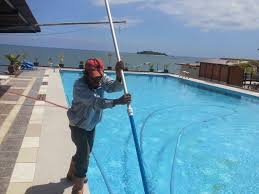 Berguna untuk menjernihkan dan membunuh kuman kaporit bubuk 90% : Cara Merawat Kolam Renang Yang Baik Dan Benar Royal Pool