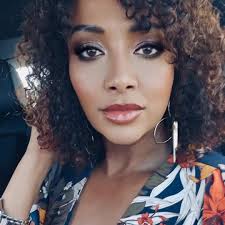 Ooooo, who is Dr. Rollins? Hope it's Boris Kodjoe or Shemar Moore. Someone  of that caliber, wouldn't that be 😁🤞🏾