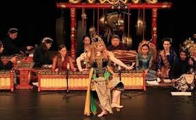 Melalui rangsangan ritmis dari alunan. Musik Tradisional Pengertian Ciri Fungsi Jenis Contoh Dan Alat Musik Tradisionalnya Teks Co Id