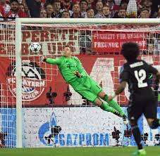Sur le terrain, le gardien de but de la. Fc Bayern Reals Cristiano Ronaldo Schwarmt Von Manuel Neuer Welt