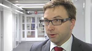 Malm (FP): Se över biståndet