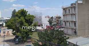 Η φωτιά εκδηλώθηκε πάνω από την πόλη των μεγάρων, στο βουνό στην περιοχή παλιόπυργος. Fwtia Se Spiti Plhsion Benzinadikoy Sta Megara Megaratv