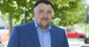 Євгена плужника за книги протирання дзеркала. Gah Roman Dosye Biografiya Kar Yera Personi