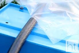 Was Dieser Mann In Seinem Garten Gebaut Hat Ist Grandios Ein Riesenspass Und Kinderleicht Nachzumachen Wasserkissen Wasserkugeln Hupfkissen