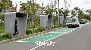 전기차 충전소의 인프라를 확대하는 것도 환경부의 '저공해차 통합정보 누리집'에 따르면 2020년 4월 말 기준, 전국 전기차 충전소 대수는 1만. ì¤„ì„œì„œ ê¸°ë‹¤ë¦¬ë˜ ëŒ€êµ¬ ì „ê¸°ì°¨ ì§ì˜ ì¶©ì „ì†Œ ì°ë 