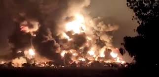 The blast occurred at the balongan oil refinery in the indramayu region in the early hours of monday morning (local time). D6ibzpul60hphm