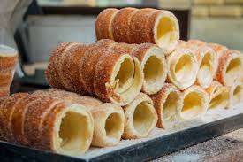 Il kurtoskalacs (kürtőskalács se vogliamo mettere i puntini sulle i o, meglio, le dieresi sulle u) o kurtos kalacs è un dolce tipico di budapest. Immagini Stock Pasticcini Trdelnik Dolce Tipico Nazionale Di Praga Repubblica Ceca Image 56239454
