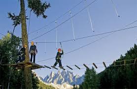 Hochseilgarten Villnosser Tal Dolomiten Sudtirol Panorama Unter Den Geislerspitzen Im Villnosser Tal Dolomiten Seilbahn Hangebrucke