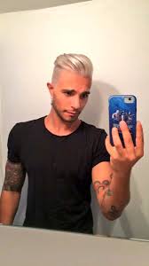 A dire brad pitt, con i capelli ossigenati. Non Solo Fedez Tutti Gli Uomini Che Hanno Scelto Il Biondo Platino Foto Donnapop