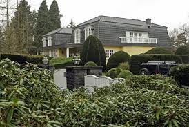 Das rund 70 hektar große gelände, auf dem das haus von dieter bohlen steht, ist von hohen mauern und zäunen umgeben. Bohlen Rauber Nie Mehr Frei B Z Berlin