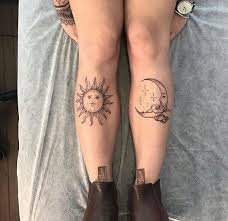 Idéal pour un premier tatouage ou un tattoo discret, le soleil est un symbole universel qui possède de nombreuses significations selon le style choix. Tatouages Du Soleil Et De La Lune 80 Dessins Et Styles