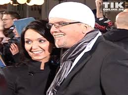 Zu verführerisch klingt diese heile welt, die ötzi da besingt. Dj Otzi Mit Seiner Frau Sonja Kien Tikonline De