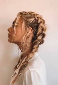 Féminine et audacieuse, cette coiffure femme 2020 permet de créer un effet humide sur ses alors la coiffure femme 2020 à privilégier est le wavy, cette coupe intemporelle qui nous donne un air. Coiffure Pour Femme Coupe De Cheveux Tendance En 2020 Guidelook