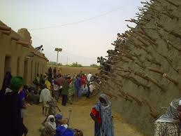 « en suspens exemple : Les Populations De Gao S Engagent Dans La Sauvegarde Du Patrimoine Culturel De Leur Region Avec L Aide De L Onu Minusma