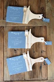 Holz Hefe Diy Einladungen Zum Abendessen Per Holzbrettchen Mit Stempeln Und Chalk Paint Einladungen Diy Einladungen Holzbrettchen