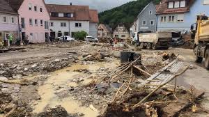 Les inondations ont frappé plusieurs villes du littoral de la baltique, où l'elbe a atteint plus de trois fois son niveau normal, touchant particulièrement hitzacker, une ville située à l'intérieur des terres à 100. Trois Morts Dans Des Inondations Provoquant Le Chaos Dans Le Sud De L Allemagne Photo Video Rt En Francais