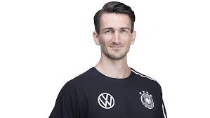 After a lot of speculation in the last two months, dfb has finally announced former bayern munich coach hansi flick as the successor of joachim low. Team Hinter Dem Team Die Mannschaft Manner Nationalmannschaften Mannschaften Dfb Deutscher Fussball Bund E V