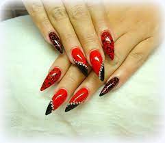 pin auf nail design mit steinchen