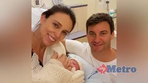 Perdana menteri new zealand, jacinda ardern ini masih muda lagi, baru berusia 37 tahun dan semalam beliau bersama beliau juga telah mencetuskan rasa bangga di kalangan wanita apabila menjadi perdana menteri termuda yang memulakan khidmatnya di dalam sejarah new zealand. Pm New Zealand Timang Anak Perempuan