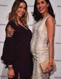 Tra cecilia capriotti e gianluca mobilia vi è una bellissima storia d'amore che è cominciata nel 2014. Federica Nargi E Cecilia Capriotti Pancia A Pancia Foto