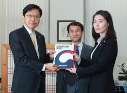 한국갤럽 조사에서 문재인 대통령의 직무수행 지지도가 약 4개월만에 40％선을 회복했다는 여론조사 결과가 25일 나왔다. ì„œìš¸í¬í†  ê¹€ì™¸ìˆ™ ë²•ì œì²˜ìž¥ êµ­íšŒì— í—Œë²•ê°œì •ì•ˆ ì 'ìˆ˜ ì„œìš¸ì‹ ë¬¸