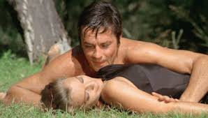 Un peu plus de dix ans plus tard, alors qu'ils ont vécu une folle histoire d'amour désormais terminée, ils se retrouvent pour la piscine. Hai Da Spicciare Alain Delon Romy Schneider La Piscine