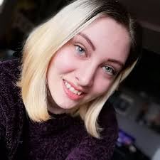 Holly Thorne (@thedollybomb)