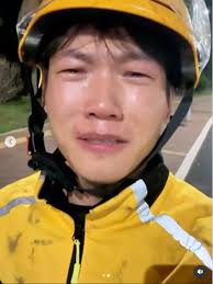 Đằng sau mỗi đơn hàng là một con người đang chạy để sống": Góc khuất sinh  tồn của nghề shipper giao đồ ăn