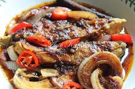 5 ketul ayam yang telah digoreng cili boh 2 ulas bawang merah 1/2 biji bawang besar halia garam madu kismis minyak untuk menumis. Masak Kicap Ikan Bawal Emas Azie Kitchen