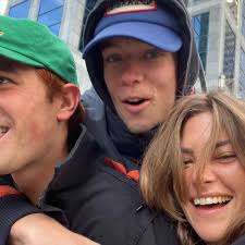 Voir plus d'idées sur le thème clara berry, pose portrait, mode. Neues Parchen Pic Von Riverdale Star Kj Apa Und Clara Promiflash De