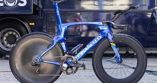 Cameron wurf, ein früherer ruderer und triathlet, der sich jetzt als straßenprofi bei team ineos versucht, lebt in andorra. Blauer Blitz Das Pinarello Bolide Tt Bike Von Ganna Rennrad News