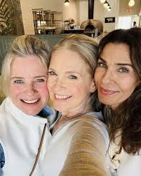 Hello 👋❗ My Lovely Fans💟 If Truly You Are a Huge Great Fan Of Mine Can I  Get a Big Yes💗 I Love You All My Fans 🌷🌈🌸