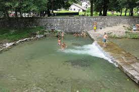 Salendo ancora, siamo arrivati al piccolo borgo di dasile dove ho fatto la conoscenza di alcuni asinelli affamati che hanno provato ad assaggiare il mio zaino e il mio fantastico giacchino fucsia. Dove Andare In Montagna Con I Bambini Da Milano Gita Alle Cascate Dell Acquafraggia In Valchiavenna Dai Che Partiamo Travel Blog