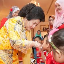 Ketamakan rosmah telah dibongkar oleh seorang bekas rakan niaga najib, deepak jaikishan kepada al jazeera dalam satu temubual yang mula deepak memberitahu, peniaga dari serata dunia menghadiahkan barang kemas dan pelbagai barangan mewah kepada rosmah sebagai pertukaran. Orang Kata Najib Takut Betul Dengan Saya Padahal Rosmah Mansor Semasa Cari Infonet