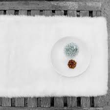Le tapis fausse fourrure blanc, du sophistiqué au non conventionnel, pour un style scandinave chic et cocooning dans les nuits froides. Chemin De Table De Noel 15x72 Pouces Fausse Fourrure Blanc Peluche Nappe De Noel Table A Manger Couverture Decoration Blanc Aliexpress