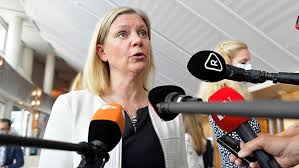 Magdalena andersson utanför riksdagen den 20 september 2017 med budgetpropositionen för 2018. Magdalena Andersson Lofven Har Sveriges Basta For Ogonen