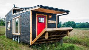 eco friendly tiny house offers reclaimed style and drawbridge deck umweltfreundliche hauser kleine hausideen modernes kleines haus