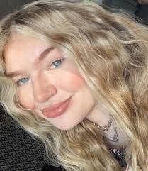 Allison Cain's Instagram, Twitter & Facebook