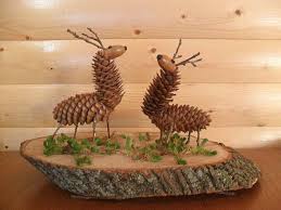 Découvrez une super activité de noël qui permettra aux enfants de fabriquer de jolis sapins miniatures avec des pommes de pins. Deco De Noel 42 Diy A Faire Avec Des Pommes De Pin