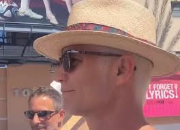 Pretty sure Timothy's hair was already dyed blonde back in July but he's  been hiding it under hats & caps. These pics are just before and just after  the SAG strike started.