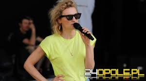 Reni jusis (born march 29, 1974 in konin, raised in mielno) is a female polish pop singer, songwriter and producer. Zakrecona Ma Juz 21 Lat Reni Jusis O Genezie Swojego Przeboju Wiadomosci