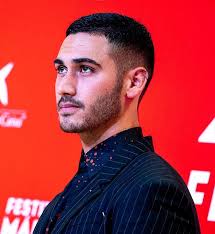 Alejandro Speitzer presenta a su nueva novia en redes