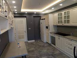 Mutfak dekorasyonunda tek kurtarıcınız tabii ki ki perdeler, tezgahlar veyahut duvar renkleri değil. Kantri Mutfak Dekorasyonunda Seramik Secimi By Feza Mutfak Medium